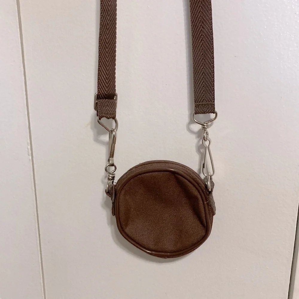GIRL SCOUT BROWNIES Coin Change Purse with Zipper Closure and Straps Round 4 in